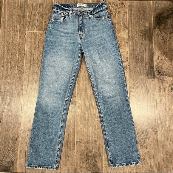 ❌SOLD❌ Abercrombie & Fitch | 90s Straight Ultra High Rise (Short) - Picture 3 of 5